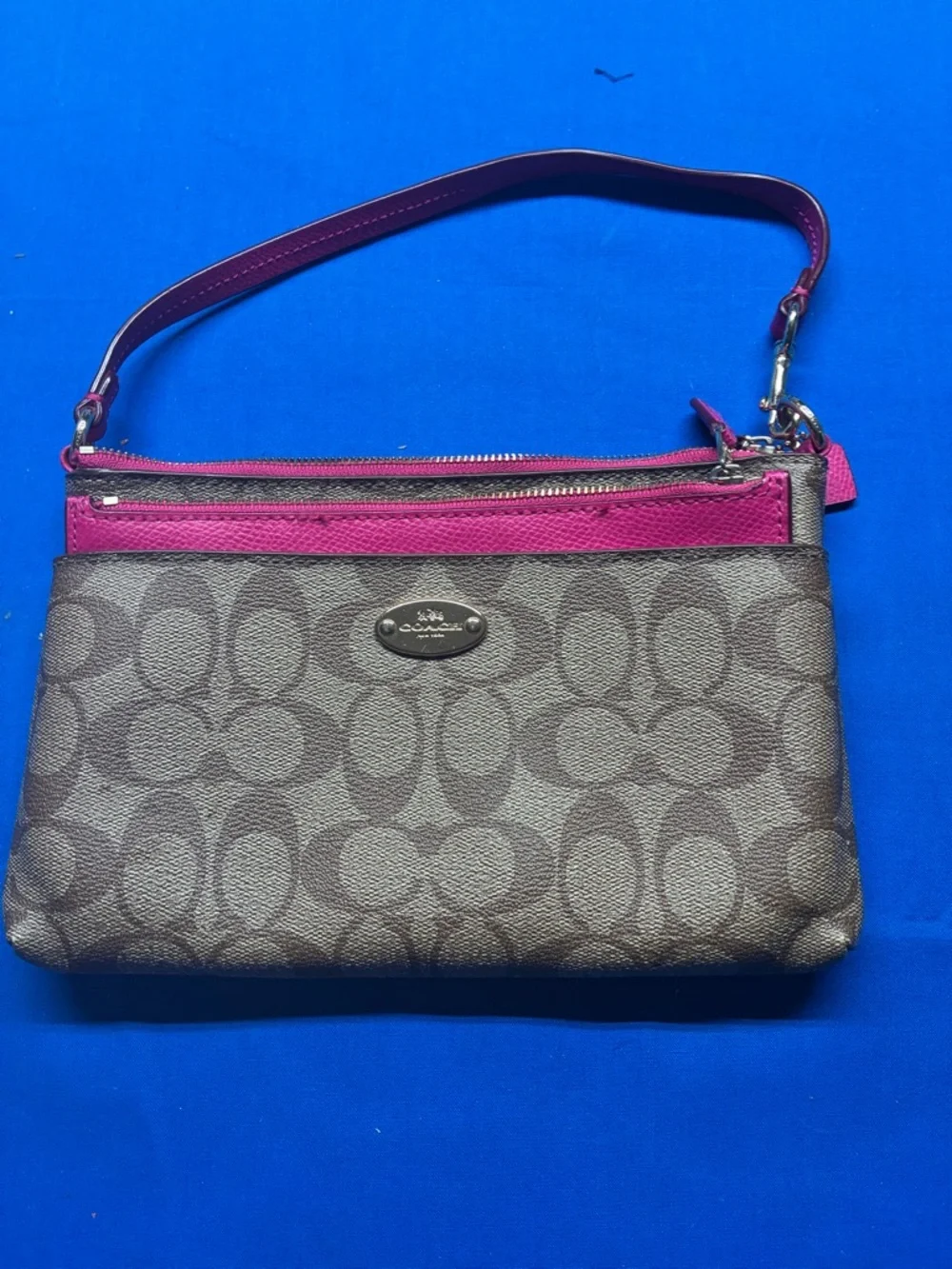 Coach
Wristlet - Picture 1 of 7